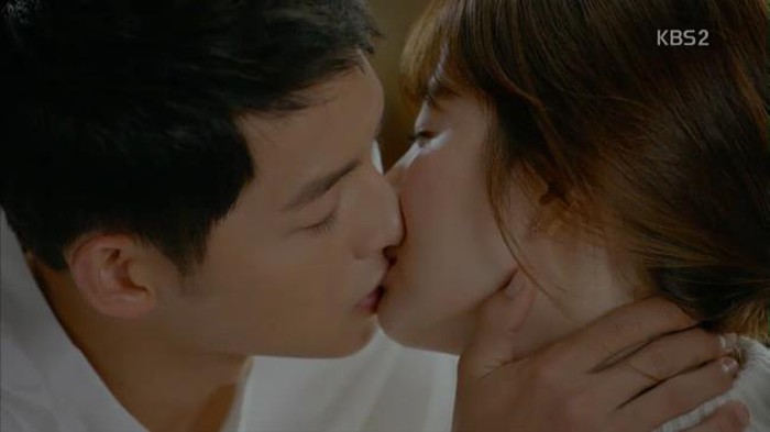 Từng sống chết có nhau trong “Hậu Duệ Mặt Trời”, nay Song Hye Kyo - Song Joong Ki đã thành “người dưng ngược lối” - Ảnh 7. Từng sống chết có nhau trong “Hậu Duệ Mặt Trời”, nay Song Hye Kyo - Song Joong Ki đã thành “người dưng ngược lối” - Ảnh 7.