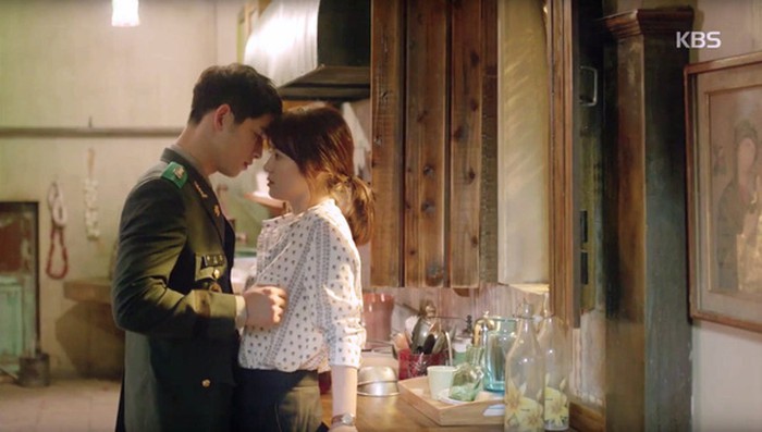 Từng sống chết có nhau trong “Hậu Duệ Mặt Trời”, nay Song Hye Kyo - Song Joong Ki đã thành “người dưng ngược lối” - Ảnh 9. Từng sống chết có nhau trong “Hậu Duệ Mặt Trời”, nay Song Hye Kyo - Song Joong Ki đã thành “người dưng ngược lối” - Ảnh 9.