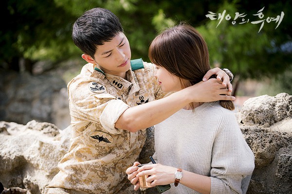 Từng sống chết có nhau trong “Hậu Duệ Mặt Trời”, nay Song Hye Kyo - Song Joong Ki đã thành “người dưng ngược lối” - Ảnh 2.