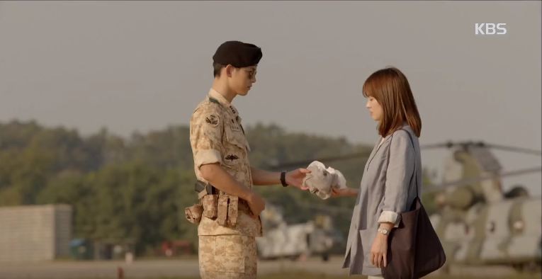 Từng sống chết có nhau trong “Hậu Duệ Mặt Trời”, nay Song Hye Kyo - Song Joong Ki đã thành “người dưng ngược lối” - Ảnh 5. Từng sống chết có nhau trong “Hậu Duệ Mặt Trời”, nay Song Hye Kyo - Song Joong Ki đã thành “người dưng ngược lối” - Ảnh 5.