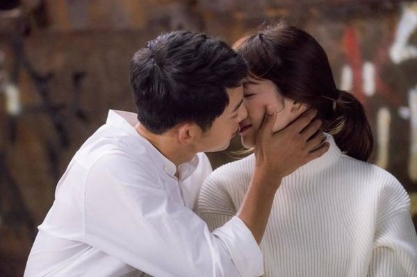 Từng sống chết có nhau trong “Hậu Duệ Mặt Trời”, nay Song Hye Kyo - Song Joong Ki đã thành “người dưng ngược lối” - Ảnh 11.