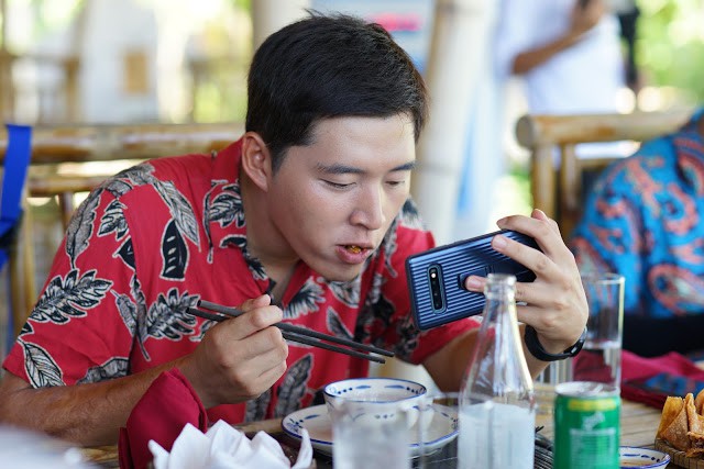 Loạt YouTuber triệu view Việt Nam và quốc tế chật vật với vô vàn thử thách khó nhằn tại phố cổ Hội An - Ảnh 2.