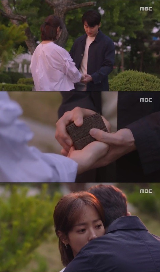 Han Ji Min đánh dấu chủ quyền lên crush Jung Hae In bằng cảnh giường chiếu trong Đêm Xuân tập 12 - Ảnh 3.