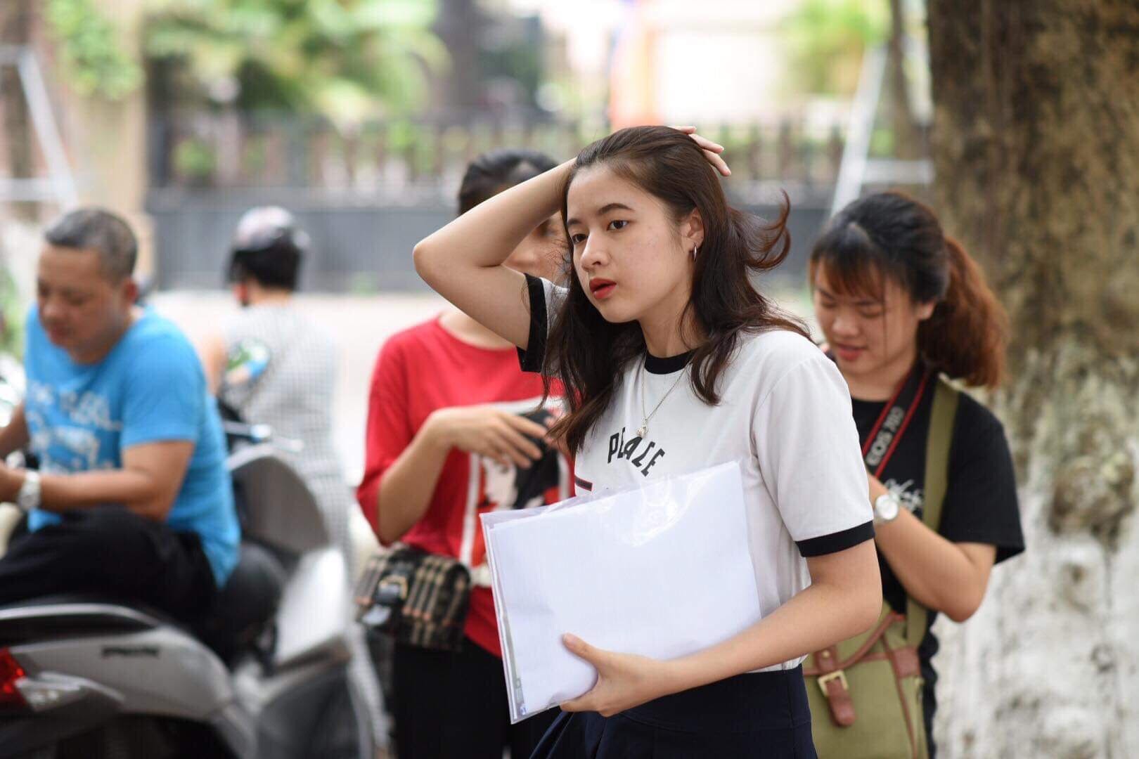 Nữ sinh trường THPT Nguyễn Trãi bỗng nổi tiếng vì vô tình lọt vào ống kính phóng viên trong ngày thi THPT Quốc gia - Ảnh 1.