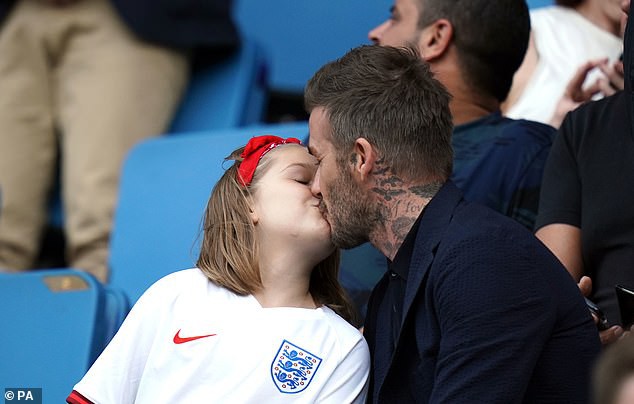 Beckham đưa Harper đi chơi riêng: Nhóc tì lớn phổng phao bất ngờ nhưng nụ hôn môi của 2 bố con mới là tâm điểm - Ảnh 1.