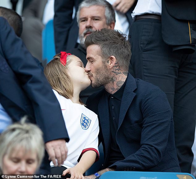 Beckham đưa Harper đi chơi riêng: Nhóc tì lớn phổng phao bất ngờ nhưng nụ hôn môi của 2 bố con mới là tâm điểm - Ảnh 2.