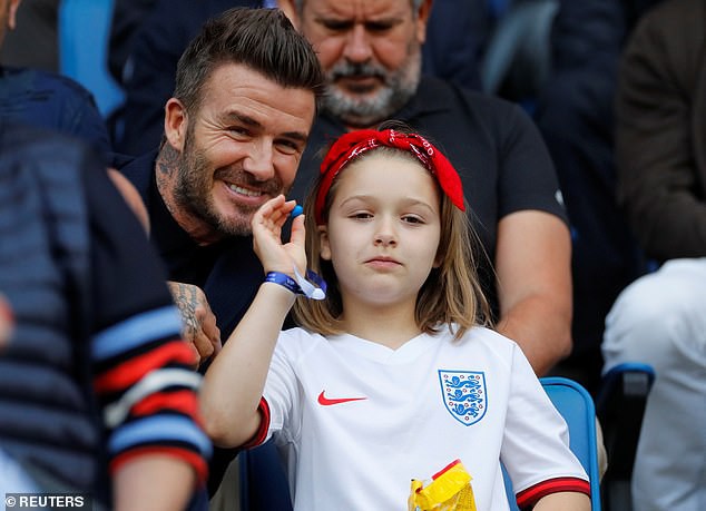 Beckham đưa Harper đi chơi riêng: Nhóc tì lớn phổng phao bất ngờ nhưng nụ hôn môi của 2 bố con mới là tâm điểm - Ảnh 4.