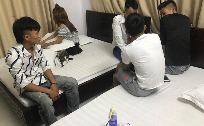 Một c&ocirc; g&aacute;i c&ugrave;ng 4 thanh ni&ecirc;n thu&ecirc; kh&aacute;ch sạn rồi th&aacute;c loạn ma t&uacute;y - Ảnh 1.