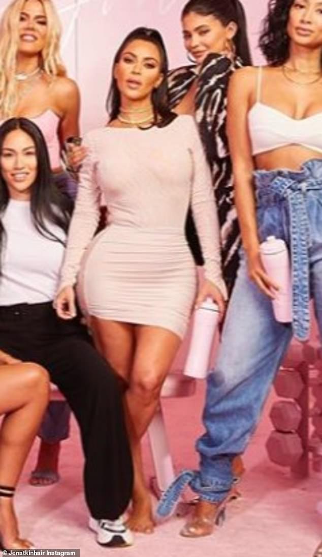 Nhà Kardashian tụ hội tại sinh nhật của chị ba Khloe, Kim Kardashian không ngại giật spotlight từ nhân vật chính - Ảnh 2.