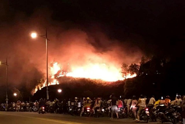 Hà Tĩnh: Gần 100 gia đình phải sơ tán do cháy rừng bùng phát trở lại - Ảnh 1.