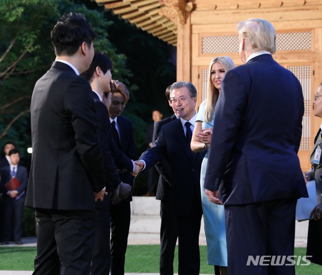 EXO gây náo loạn khi đến dự tiệc cùng Tổng thống Mỹ và Tổng thống Hàn tại Nhà Xanh: Visual quá đỉnh! - Ảnh 4.