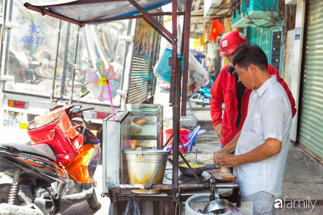 Bánh tiêu cắn ngập răng... sầu riêng - món ăn vặt nóng xốp, khó cưỡng nhất vào mùa mưa của Sài Gòn  - Ảnh 1.