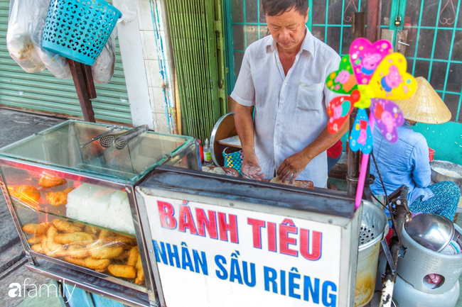 Bánh tiêu cắn ngập răng... sầu riêng - món ăn vặt nóng xốp, khó cưỡng nhất vào mùa mưa của Sài Gòn  - Ảnh 2.