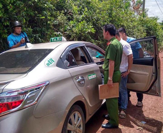  Bị cướp kề dao vào cổ, tài xế taxi đạp cửa chạy thoát thân  - Ảnh 1.