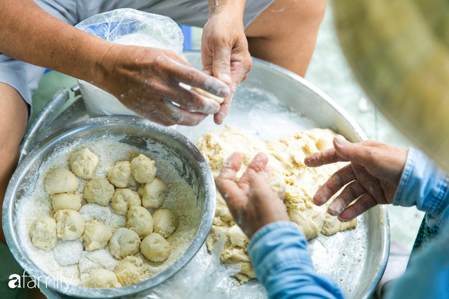 Bánh tiêu cắn ngập răng... sầu riêng - món ăn vặt nóng xốp, khó cưỡng nhất vào mùa mưa của Sài Gòn  - Ảnh 3.