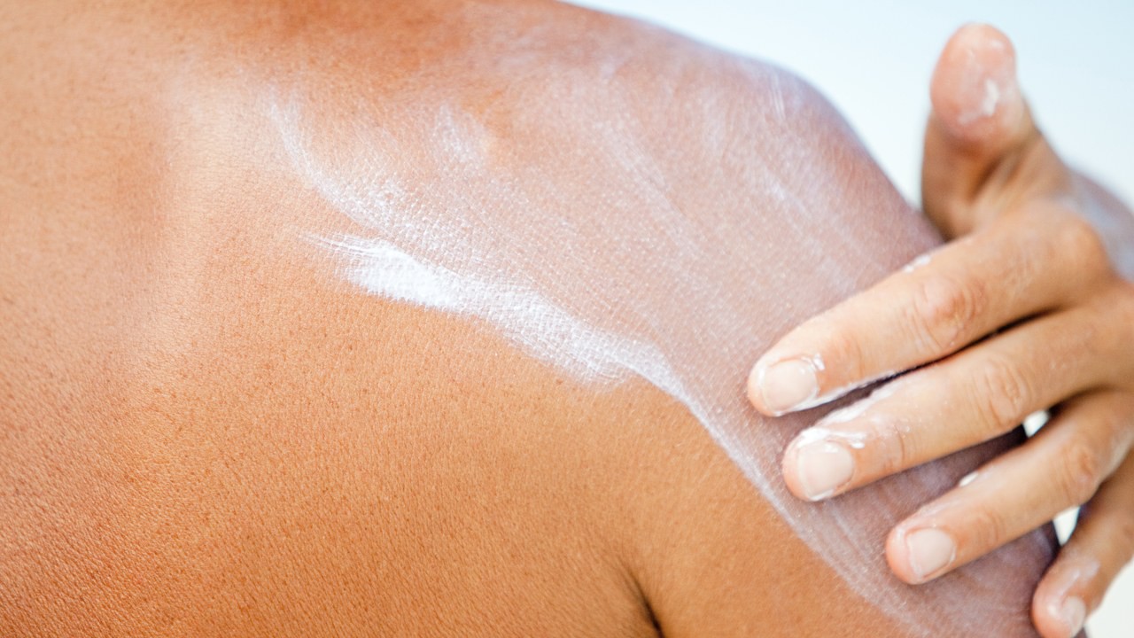 Oxybenzone trong kem chống nắng có độc hại và chúng ta có nên ngưng sử dụng kem chống nắng vì nó? - Ảnh 4. Oxybenzone trong kem chống nắng có độc hại và chúng ta có nên ngưng sử dụng kem chống nắng vì nó? - Ảnh 4.