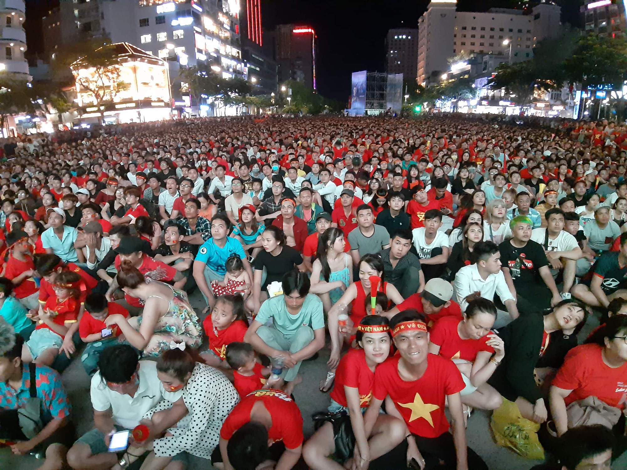 TP.HCM: Lắp nhiều màn hình LED trên phố đi bộ Nguyễn Huệ cổ vũ ĐT Việt Nam tại King’s Cup 2019 - Ảnh 1. TP.HCM: Lắp nhiều màn hình LED trên phố đi bộ Nguyễn Huệ cổ vũ ĐT Việt Nam tại King’s Cup 2019 - Ảnh 1.