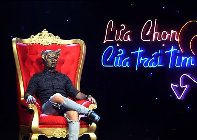 Lựa chọn của tr&aacute;i tim: C&ocirc; g&aacute;i chuyển giới đeo mặt nạ xấu x&iacute; đi t&igrave;m bạn trai - Ảnh 1.