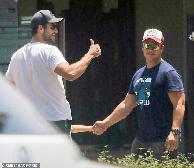Liam Hemsworth xuất hiện sau tin đồn ly hôn cùng Miley Cyrus, biểu cảm đặc biệt gây chú ý - Ảnh 2.