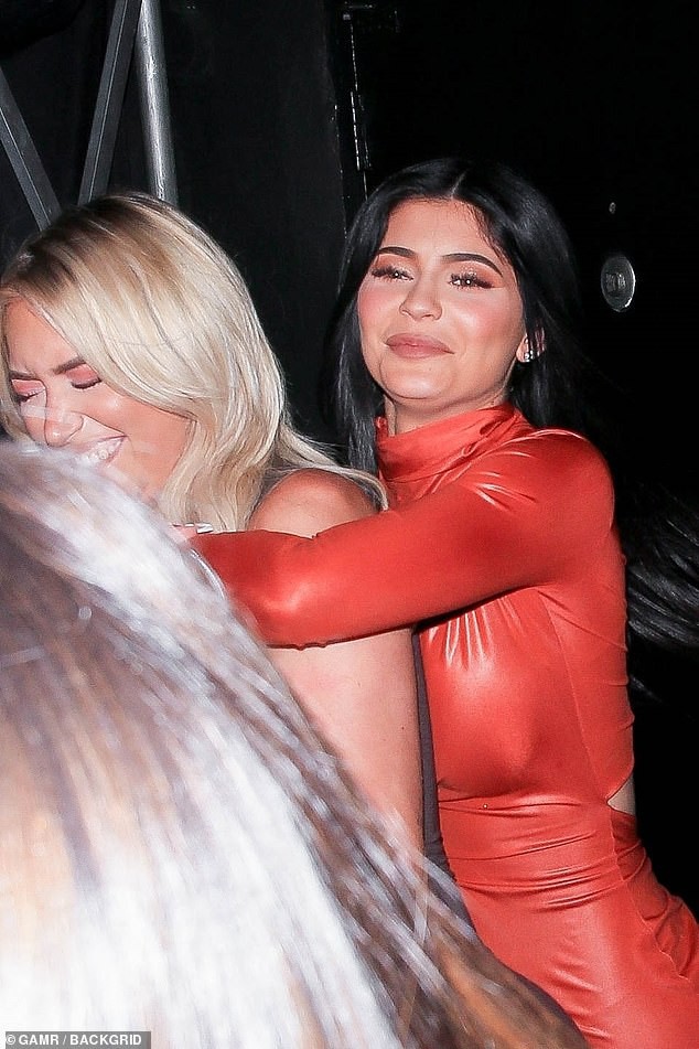 Chị em Kim và Kylie Jenner lên đồ lồng lộn đi tiệc sinh nhật: Ngồn ngộn đồng loạt, làm lu mờ cả chủ bữa tiệc - Ảnh 5.