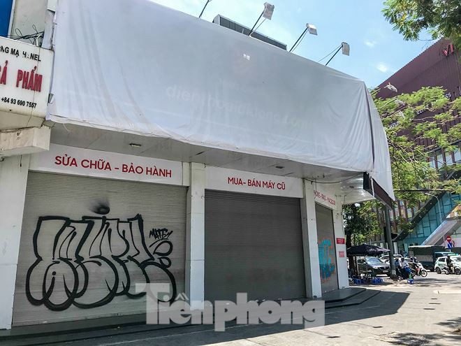 Chuỗi cửa h&agrave;ng Nhật Cường phủ bạt, che biển sau hơn một th&aacute;ng &ocirc;ng chủ bỏ trốn - Ảnh 1.