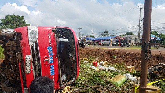 Tránh người qua đường, xe khách lật khiến 2 người thương vong  - Ảnh 1.