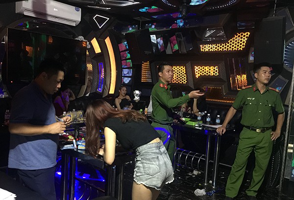 32 thanh niên chơi ma tuý trong phòng VIP quán karaoke - Ảnh 2.