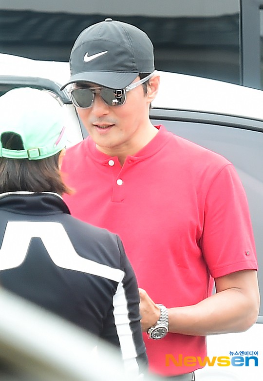 Sau h&ocirc;n lễ t&agrave;i tử Sắc đẹp ng&agrave;n c&acirc;n, Song Joong Ki vẫn trốn vợ ở lại Jeju để hẹn h&ograve; với nh&acirc;n vật n&agrave;y - Ảnh 4.