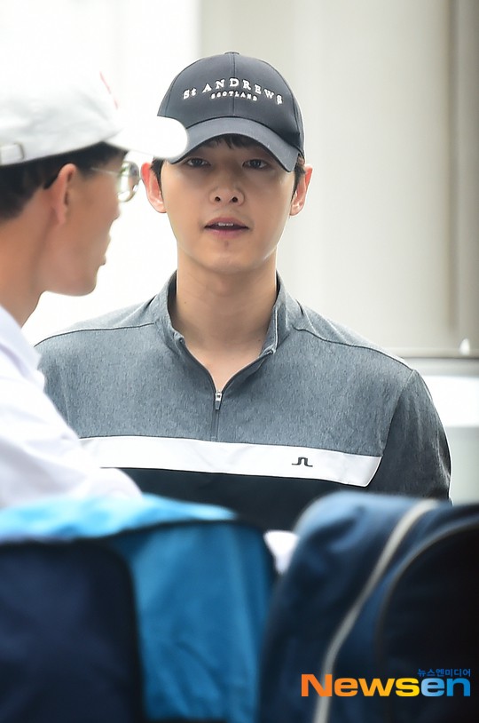 Sau h&ocirc;n lễ t&agrave;i tử Sắc đẹp ng&agrave;n c&acirc;n, Song Joong Ki vẫn trốn vợ ở lại Jeju để hẹn h&ograve; với nh&acirc;n vật n&agrave;y - Ảnh 2.