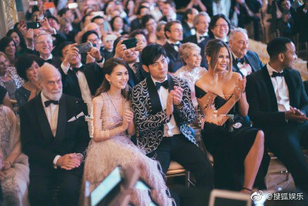 Dự đ&aacute;m cưới người ta, vợ chồng Ch&acirc;u Kiệt Lu&acirc;n g&acirc;y b&atilde;o Weibo v&igrave; tranh thủ l&agrave;m bộ ảnh si&ecirc;u l&atilde;ng mạn như phim ng&ocirc;n t&igrave;nh - Ảnh 8.
