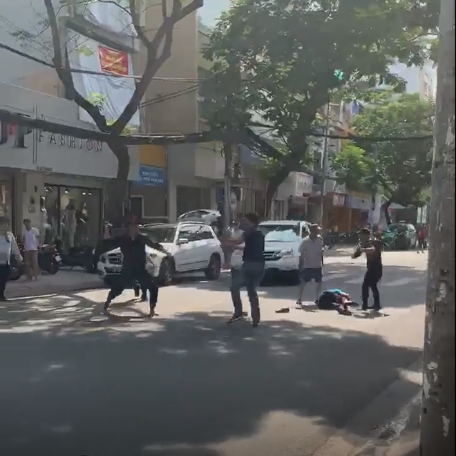 2 người đàn ông đi Mercedes nằm gục trên phố Sài Gòn sau pha hỗn chiến với nhóm 20 thanh niên - Ảnh 1.