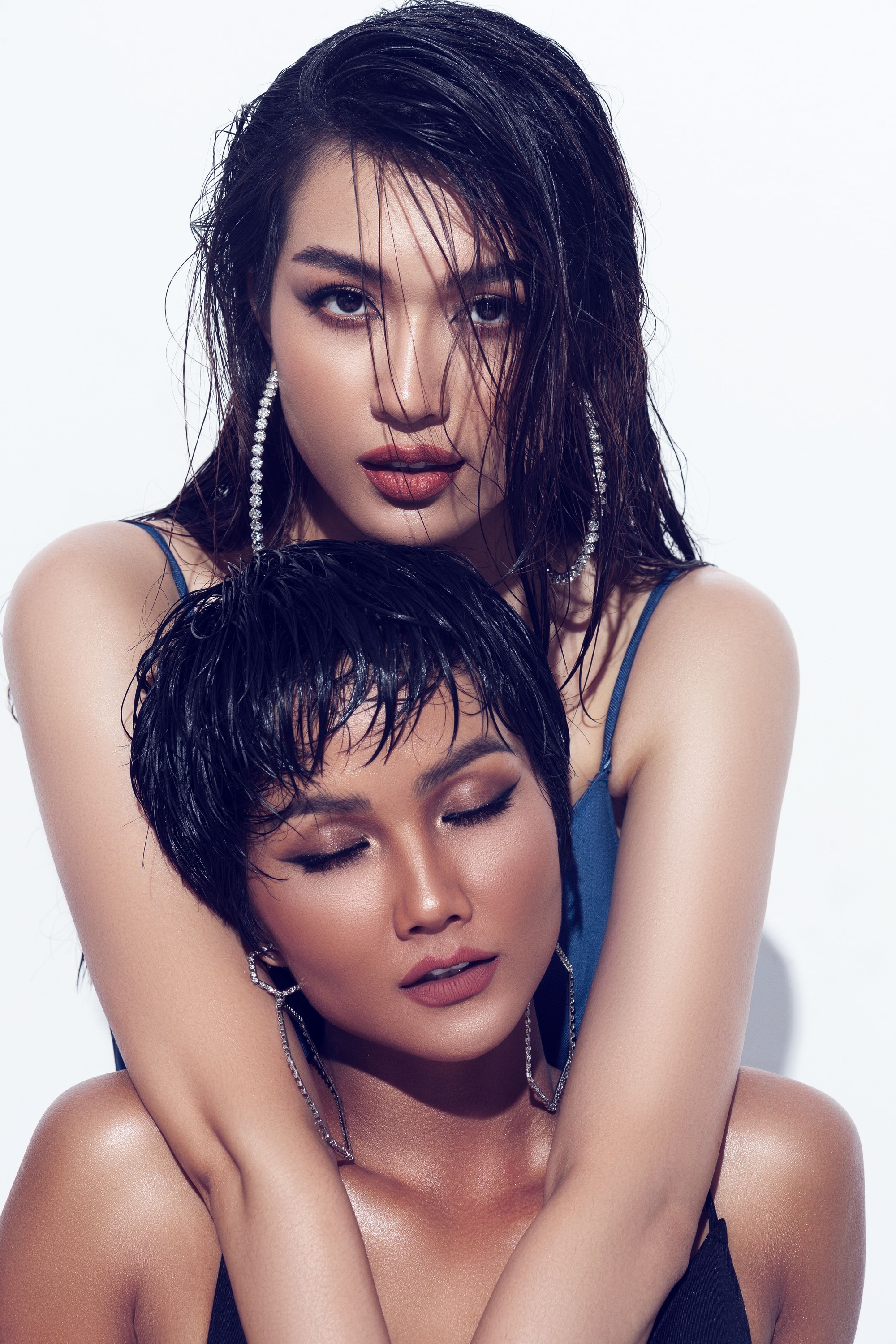Đang bị đồn lọt Top 3 Cuộc đua kỳ thú, HHen Niê và Lệ Hằng đọ dáng cực nóng bỏng trong bộ ảnh bikini - Ảnh 5. Đang bị đồn lọt Top 3 Cuộc đua kỳ thú, HHen Niê và Lệ Hằng đọ dáng cực nóng bỏng trong bộ ảnh bikini - Ảnh 5.