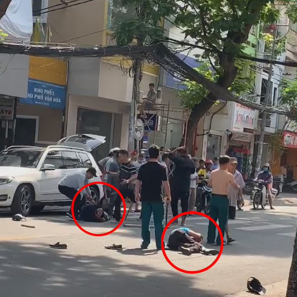 2 người đàn ông đi Mercedes nằm gục trên phố Sài Gòn sau pha hỗn chiến với nhóm 20 thanh niên - Ảnh 3.