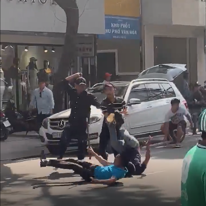 2 người đàn ông đi Mercedes nằm gục trên phố Sài Gòn sau pha hỗn chiến với nhóm 20 thanh niên - Ảnh 2.