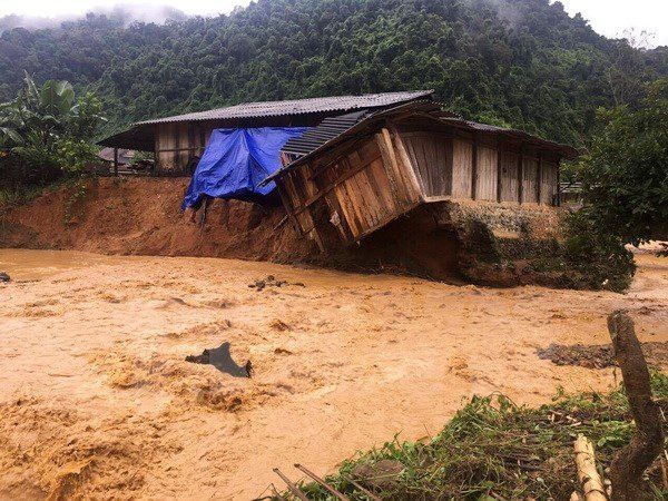 Mưa lũ cuốn trôi gia đình 3 người trong lán trại ven suối ở Điện Biên - Ảnh 1.