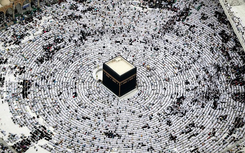 Nghẹt thở bức ảnh người Hồi giáo tụ tập đông kín ở Mecca tháng Ramadan - Ảnh 2.