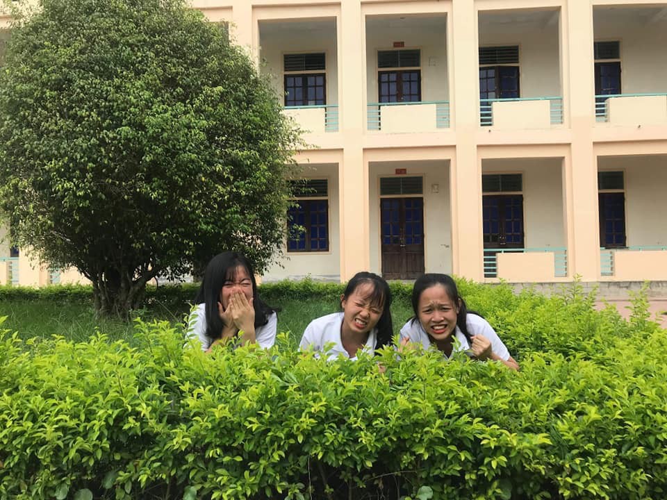 Có gì trong bộ kỷ yếu 0 đồng với những pha tạo dáng bất chấp của 3 nữ sinh Nghệ An mà dân mạng rần rần vậy? - Ảnh 4.