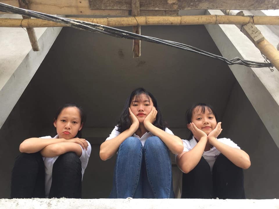 Có gì trong bộ kỷ yếu 0 đồng với những pha tạo dáng bất chấp của 3 nữ sinh Nghệ An mà dân mạng rần rần vậy? - Ảnh 2.