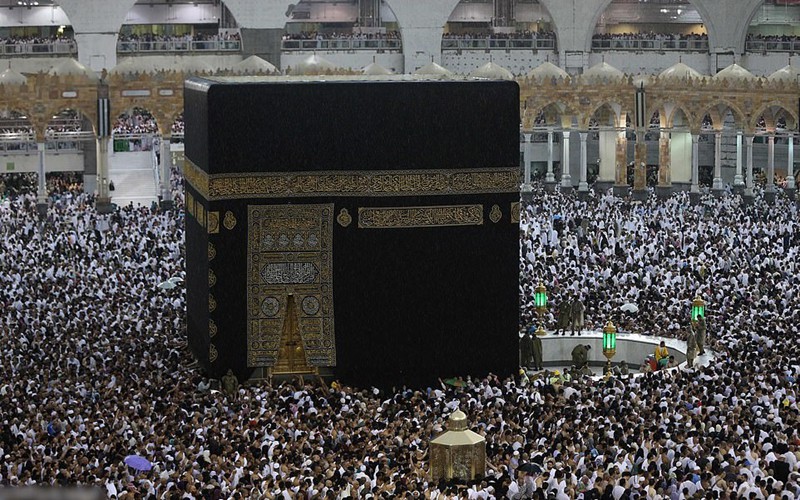Nghẹt thở bức ảnh người Hồi giáo tụ tập đông kín ở Mecca tháng Ramadan - Ảnh 3.