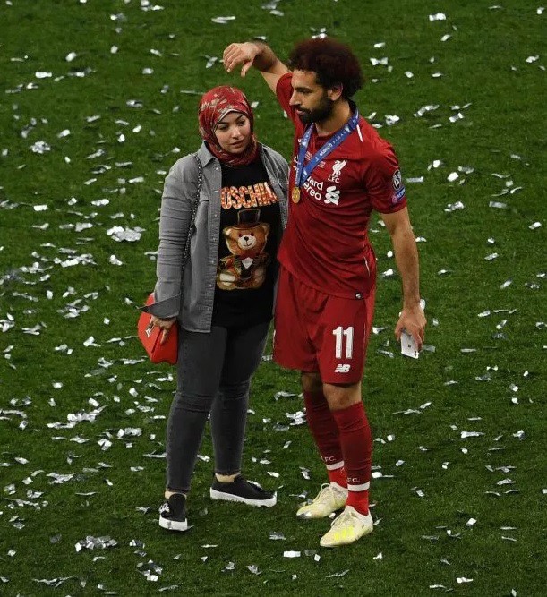Lâng lâng trong men say vô địch Champions League nhưng Vua Ai Cập vẫn có màn né thính của nữ phóng viên cực đỉnh, FA nên xem ngay để học tập - Ảnh 7.