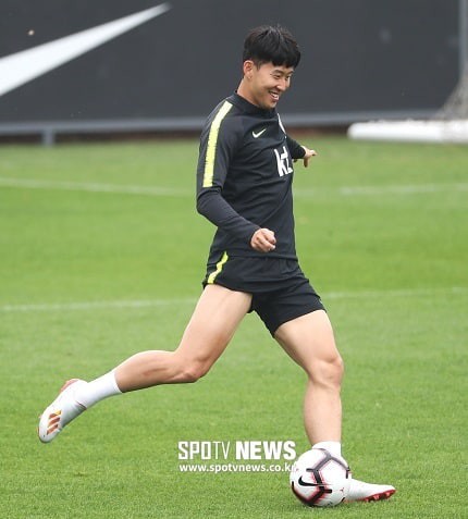 Son Heung-min xắn quần cao như thần tượng Ronaldo, khoe cặp đùi trắng trẻo trong ngày đầu tập trung với ĐT Hàn Quốc - Ảnh 3.