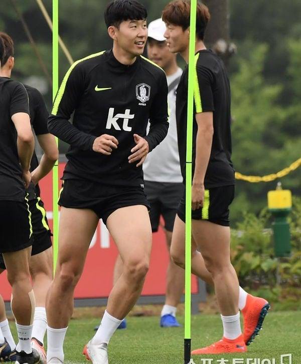 Son Heung-min xắn quần cao như thần tượng Ronaldo, khoe cặp đùi trắng trẻo trong ngày đầu tập trung với ĐT Hàn Quốc - Ảnh 8.