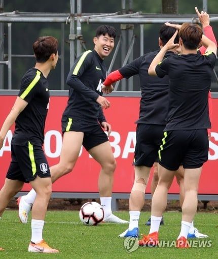 Son Heung-min xắn quần cao như thần tượng Ronaldo, khoe cặp đùi trắng trẻo trong ngày đầu tập trung với ĐT Hàn Quốc - Ảnh 5.