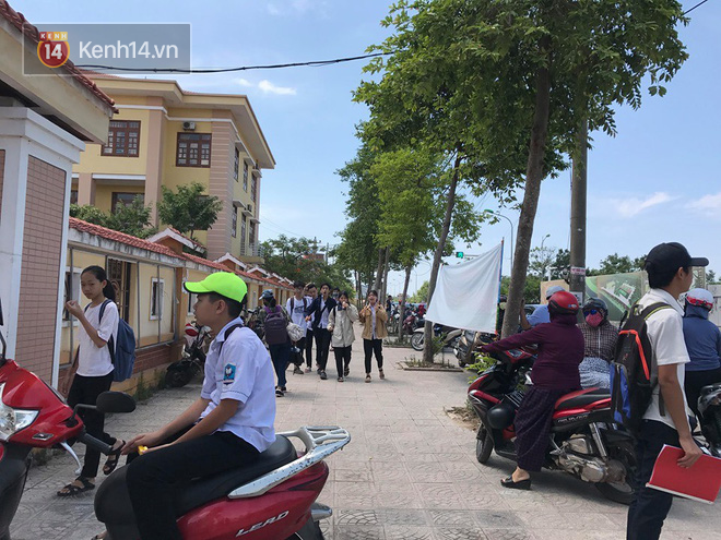 6400 học sinh Quảng Bình đội nắng 36 độ thi lại môn Văn: Quá vô lý vì lỗi của người ra đề và giám thị nhưng bọn em phải chịu trách nhiệm - Ảnh 4.