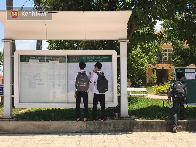 Giám đốc Sở GD&ĐT Quảng Bình nói gì khi một nữ sinh quỳ gối khóc nức nở trước cổng trường vì không biết lịch thi lại môn Văn - Ảnh 1.