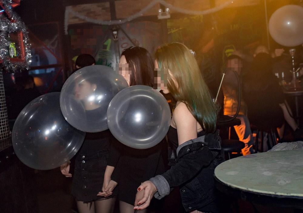 Hít bóng cười: Để có 1 chút cảm giác lên mây thì đem cả hệ thần kinh xuống địa ngục - Ảnh 1. Hít bóng cười: Để có 1 chút cảm giác lên mây thì đem cả hệ thần kinh xuống địa ngục - Ảnh 1.