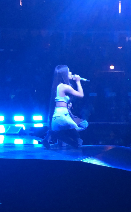 Fan trố mắt khi lần đầu tiên thấy Ariana Grande làm điều này trên sân khấu! - Ảnh 4.