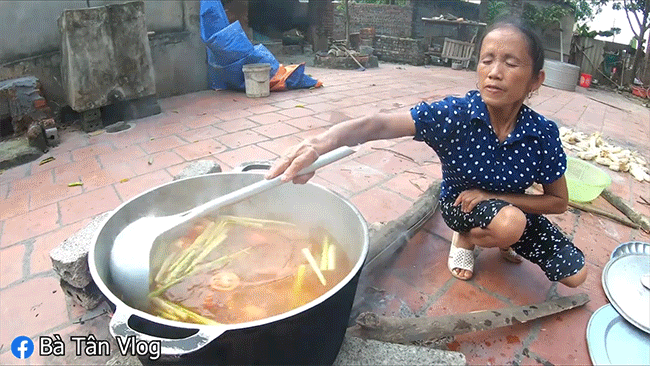 A đây rồi: bà Tân Vlog đã làm nồi lẩu Thái siêu cay khổng lồ ăn mừng chiến thắng của tuyển Việt Nam rồi này - Ảnh 3.