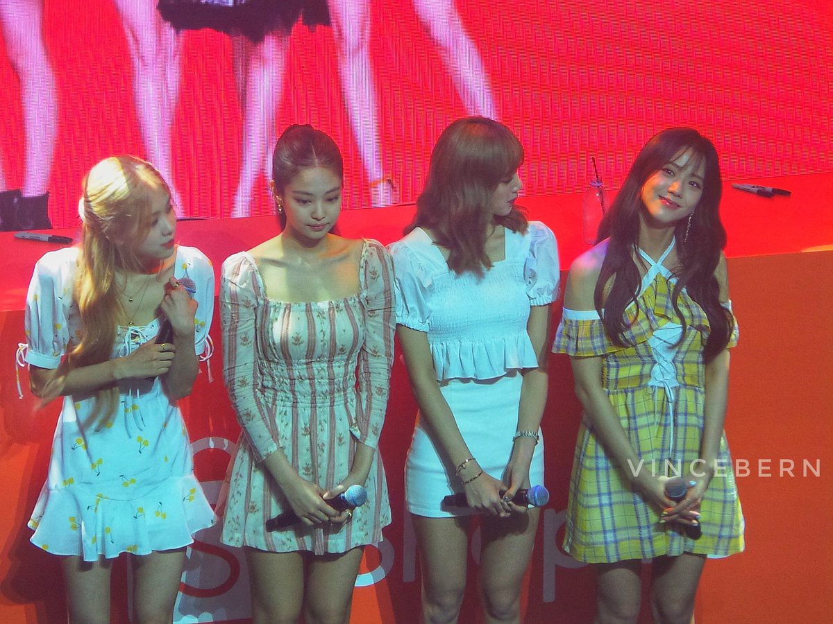 Jennie ôm bụng khó thở, Lisa bị tạt nước và hàng loạt sự cố xảy ra với BLACKPINK tại sự kiện, chuyện gì thế này? - Ảnh 1.