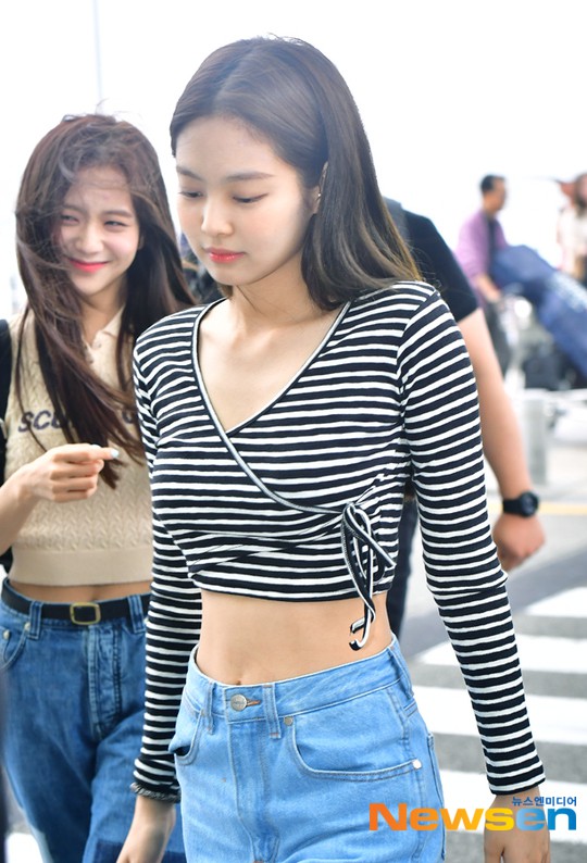 BLACKPINK lại biến sân bay thành sàn diễn: Jennie khoe body 0% mỡ thừa, Lisa kín mà vẫn lộ chân siêu dài bên Rosé - Ảnh 5.